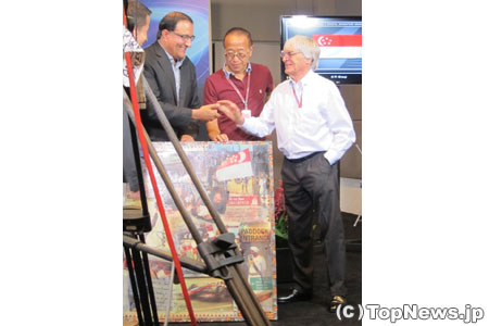 F1ボス、シンガポールGP関係者へ絵画を贈呈