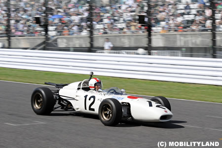 F1日本GP、中嶋、亜久里、アレジらが往年のマシンでデモ走行