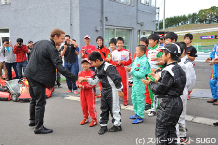 バトン、宮城県SUGOでカート教室のボランティア