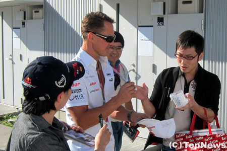 引退発表翌日の金曜朝、シューマッハのサーキット入りの様子