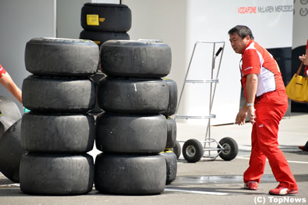 フェラーリ浜島氏、フリー走行3終了後入念にタイヤをチェック