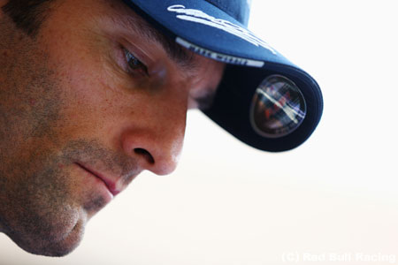 記者会見での振舞いを謝罪するウェバー