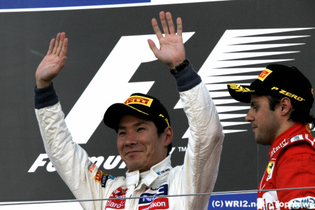 初表彰台でトロフィーを掲げる可夢偉