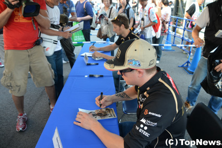 F1ドライバーサイン会でファンとふれあうライコネンとグロジャン