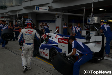 トヨタのドライバー交代練習、中嶋一貴がクルマから降りる様子＝WEC