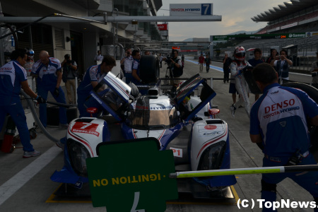 トヨタのドライバー交代練習、中嶋一貴がクルマへ