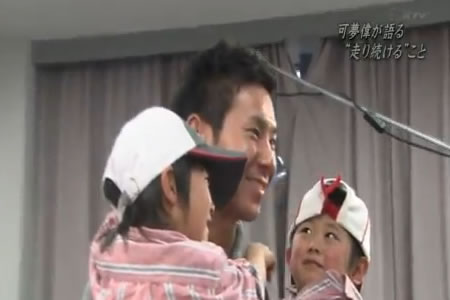 【動画】小林可夢偉、募金した兄弟に感謝「来年F1に乗るからね」