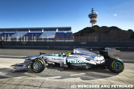 メルセデスAMG、発表前の2013年型車W04で初走行