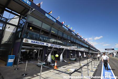 F1開幕戦、「優勝候補は5チーム」とラウダ