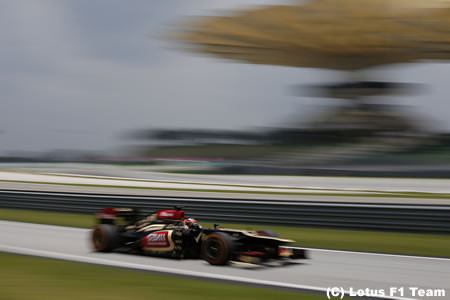 天才デザイナーのニューイに目をつけられ喜ぶロータス