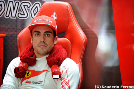 レッドブルは団結していないとアロンソ