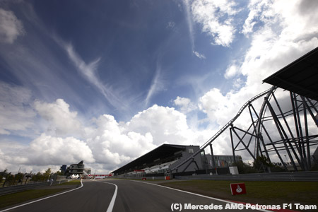 ニュルブルクリンクが一時閉鎖、巨大な落書き除去