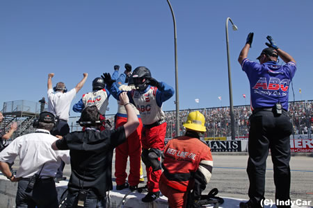 琢磨のインディカー初優勝を喜ぶチームスタッフ