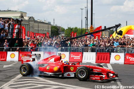 マッサ、ワルシャワのイベントでデモ走行