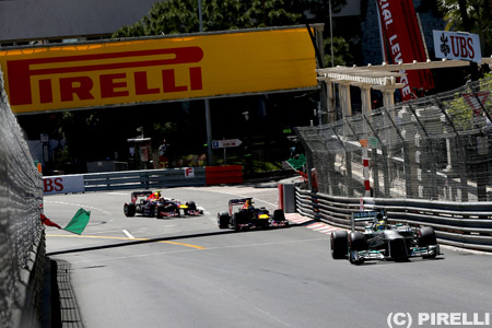 F1タイヤ変更について見解を述べるプロスト