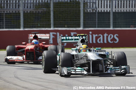 メルセデスAMGの防御材料にされたフェラーリ