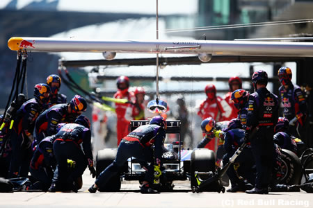 レッドブル、負傷したカメラマンを見舞う