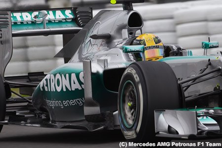 FIAのテストルールで打撃を受けるメルセデスAMG