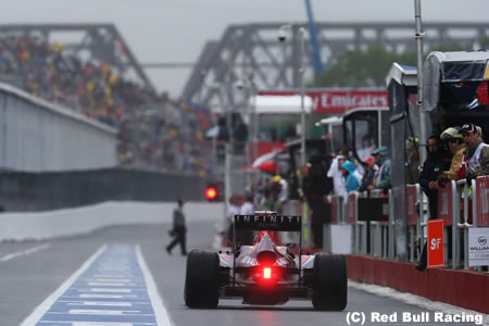 F1タイヤのカメラマン直撃を受け、ピットレーン速度引き下げ