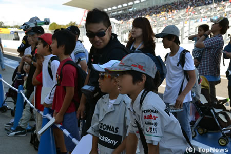 F1ピットウォーク、キッズも興奮＝F1日本GP
