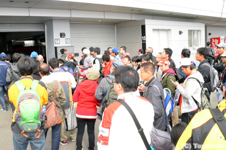 【写真】可夢偉のピット裏に多数のファン＝WEC富士6時間耐久