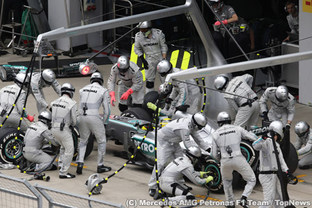 メルセデスAMG、2秒以下のF1タイヤ交換を実現