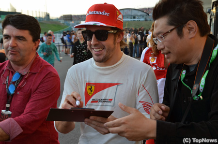 【写真】レース後、サインに応じるアロンソ＝F1日本GP