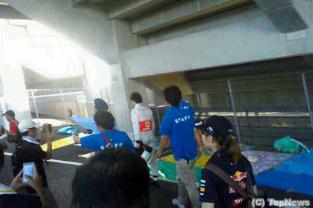 【ファン投稿】クラッシュ後観客席の下を歩くペレス＝F1日本GP