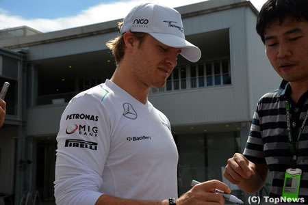 サインに応じるロズベルグ＝F1日本GP