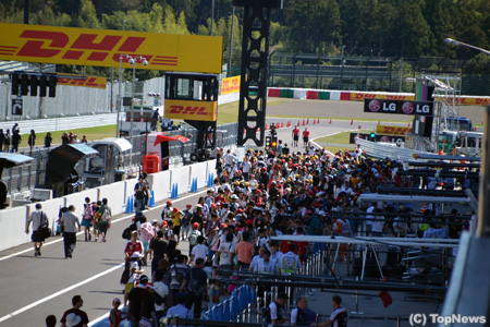 レッドブルのピット前は人だかり＝F1日本GP