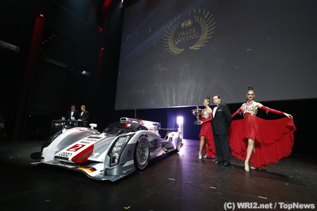 【写真】WECチャンピオンマシンが壇上に＝FIA表彰式