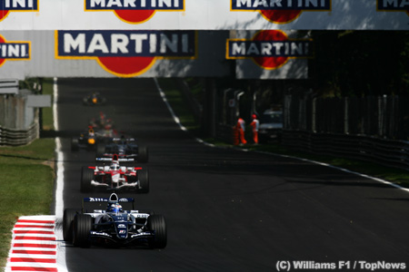 ウィリアムズ、チームTシャツにマルティーニのロゴ