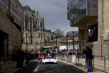 アウディ、2014年WECマシンでル・マン市内を走行