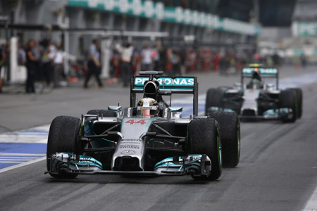 メルセデス、ハミルトンのエンジンの欠陥を修正