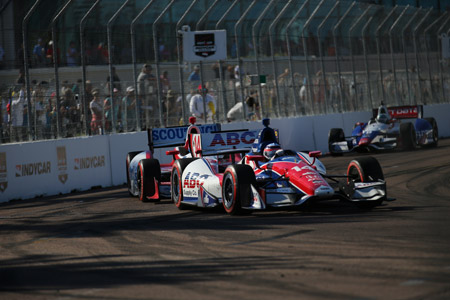 ポールの琢磨は7位、パワーがインディ開幕戦を制す