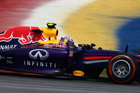 レッドブル、ルノーに最後通告とメルセデスAMGのトラブルを祈る