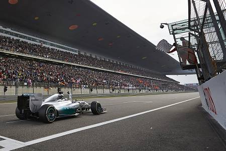 可夢偉の追い抜きを幻に変えた「チェッカーフラッグ」の真相は？