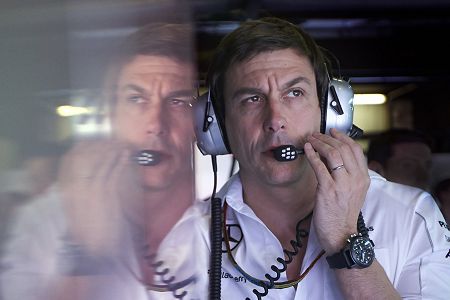 メルセデスAMG、「チームオーダー」発令を真剣に検討か