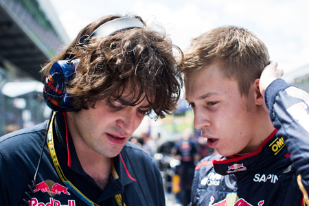 運転席が狭くなる？まだ思春期の20歳、クビアト