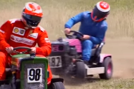 【動画】キミ・ライコネン、イギリスGP前に芝刈り機レースで元F1ドライバーたちに勝利