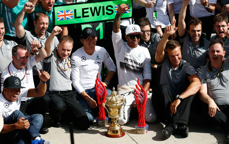 母国で悪い流れを断ち切ったハミルトン、黄金のトロフィーにご満悦