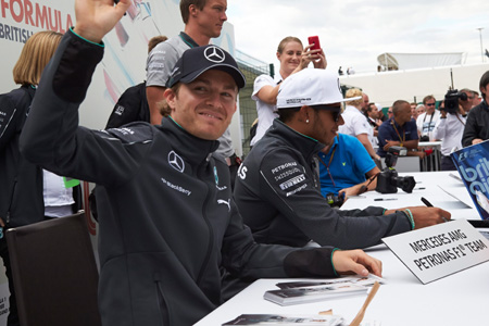 メルセデスAMG、ドライバーに満足「みんなでいつまでも共に」