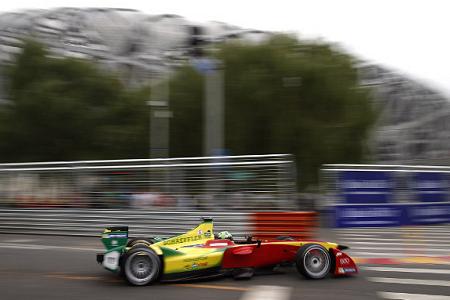 大クラッシュ発生！ フォーミュラE開幕戦はバトル多数で見どころ満載！