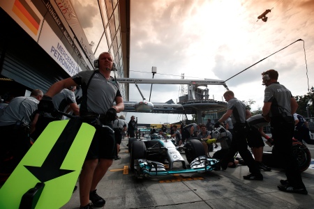 メルセデスAMG同士討ち、得をしたのは誰だ