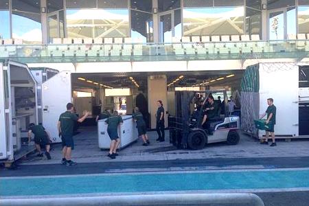 アブダビ到着！ 出走準備に追われるケータハム