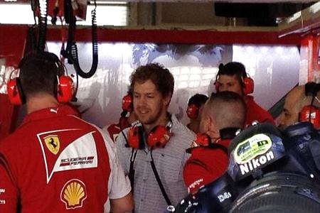 ベッテル、早くもフェラーリのガレージに登場／アブダビ公式テスト1日目