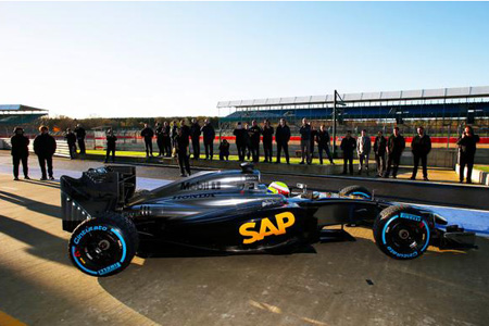 マクラーレン・ホンダ始動、エンジンカバーに『HONDA』　サインツJr.のうわさは否定