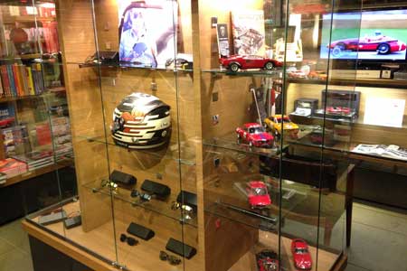 代官山 蔦屋書店、小林可夢偉とアイルトン・セナ特設コーナー