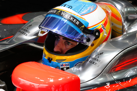 【マクラーレン・ホンダ】リタイア後も明るい表情のアロンソ