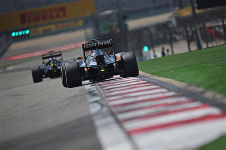 F1中国GPで観客がコースに侵入